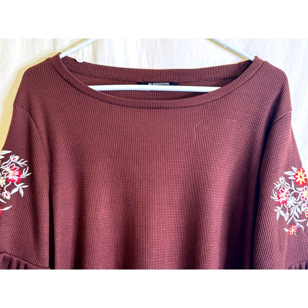BloomChic Women's Brown Waffle Knit Blouse Floral Embroidery Size 12 - Picture 2 of 9